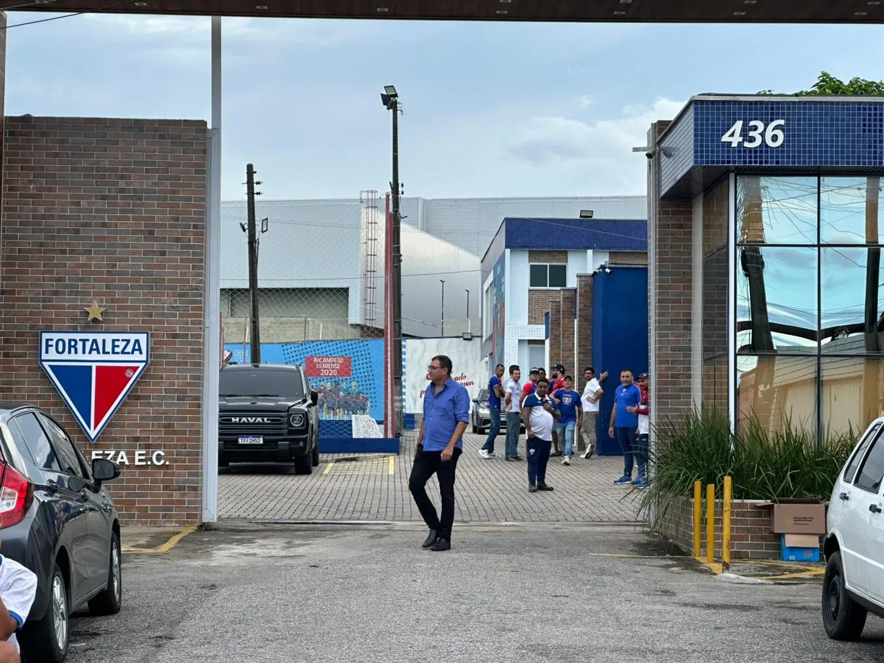 Torcedores do Fortaleza foram ao Pici no início da tarde desta quinta-feira (9)