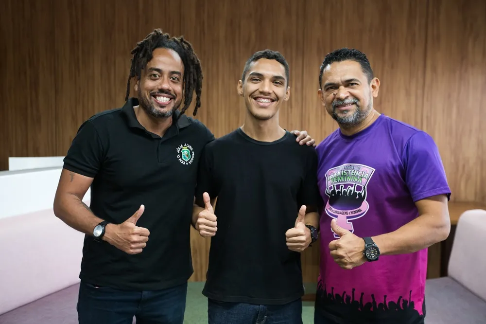 Da esquerda para a direita, o coordenador Luã Rodrigues, o estudante Mateus de Freitas e o professor Neudo Teodoro.
