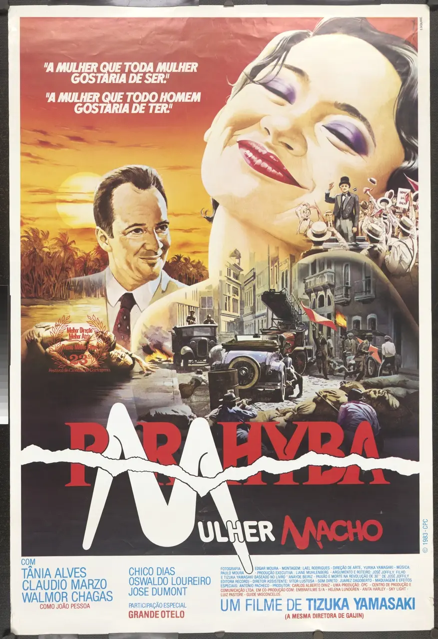 Cartaz do filme 'Parahyba Mulher Macho' destaca o rosto de uma mulher sorridente com os olhos fechados, sobreposto a cenas de época que incluem um homem de terno, carros antigos e manifestações de rua. A composição vibrante em tons de laranja e amarelo exibe o título em destaque sobre uma faixa branca rasgada, acompanhado pelos nomes do elenco e da diretora Tizuka Yamasaki.