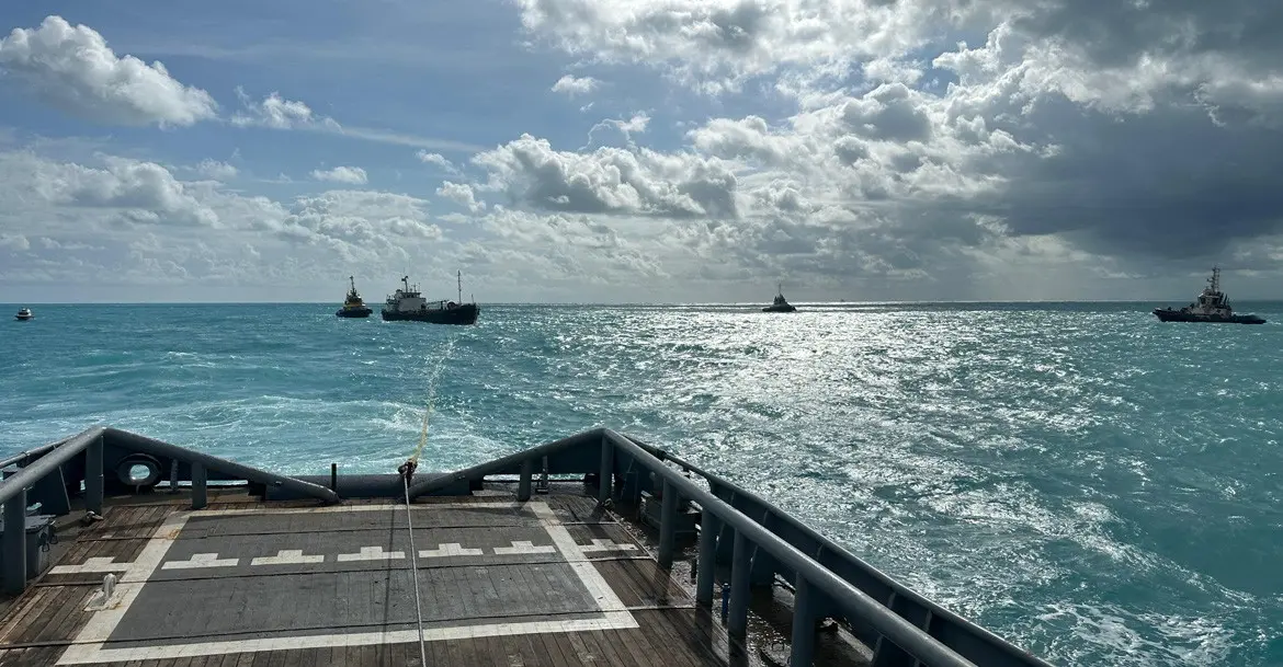 Foto do navio africano sendo rebocado.