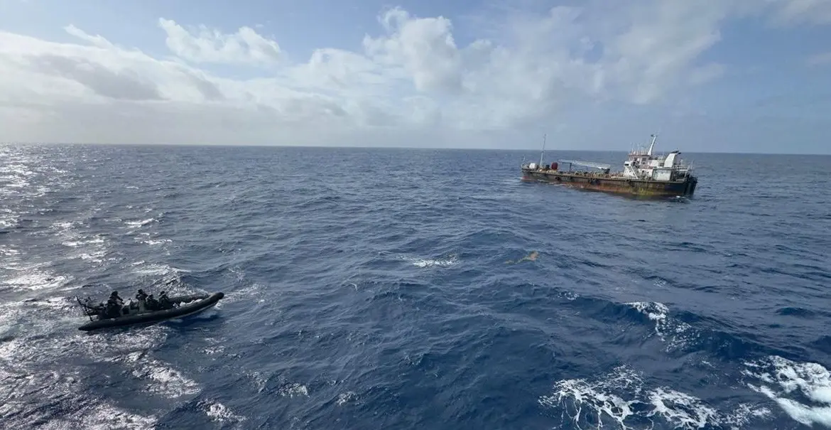 Foto de navio africano à deriva no mar.