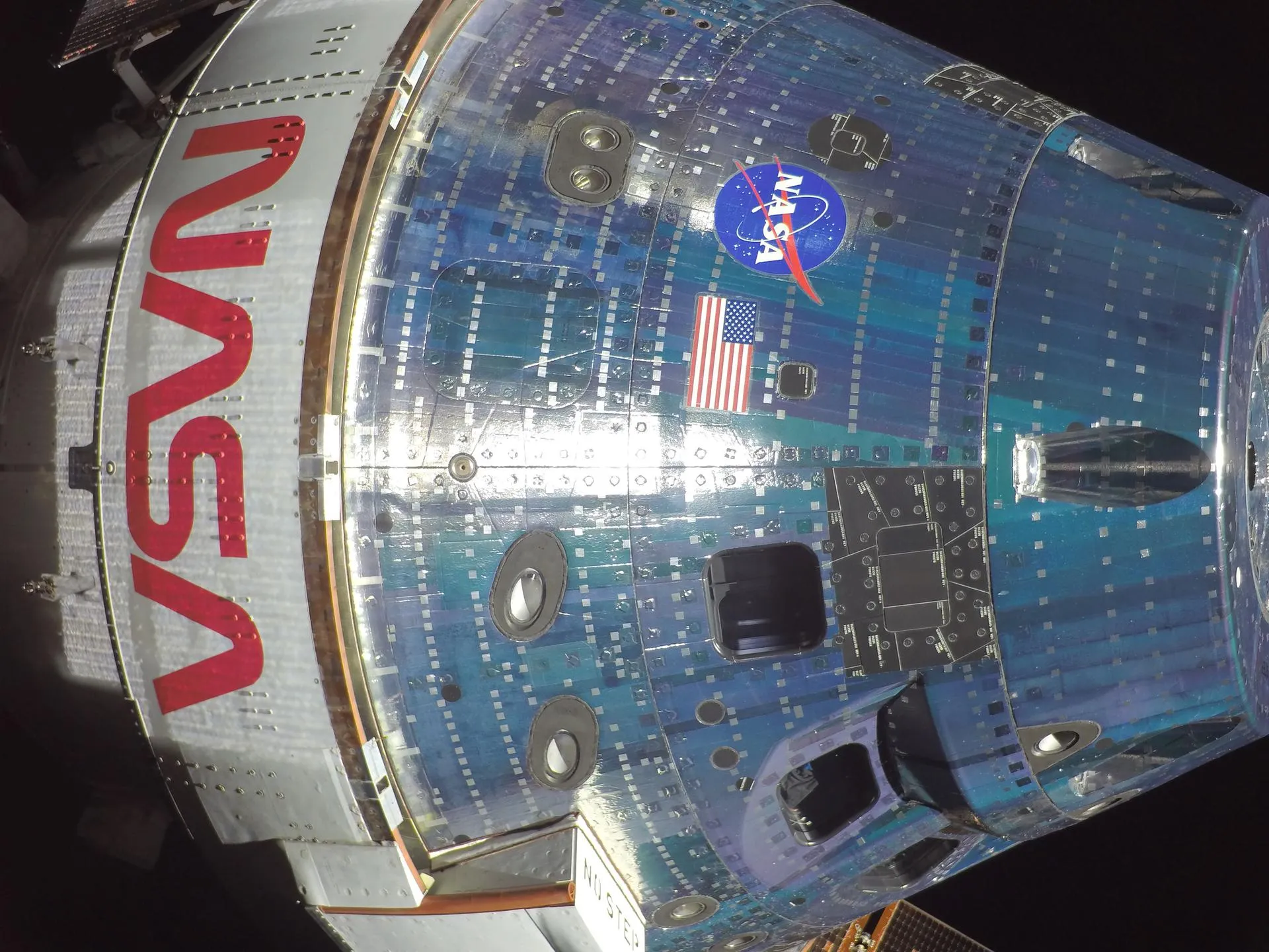 Vista em close-up da cápsula Orion em registro feito por uma das câmeras instaladas nos painéis solares da estrutura.