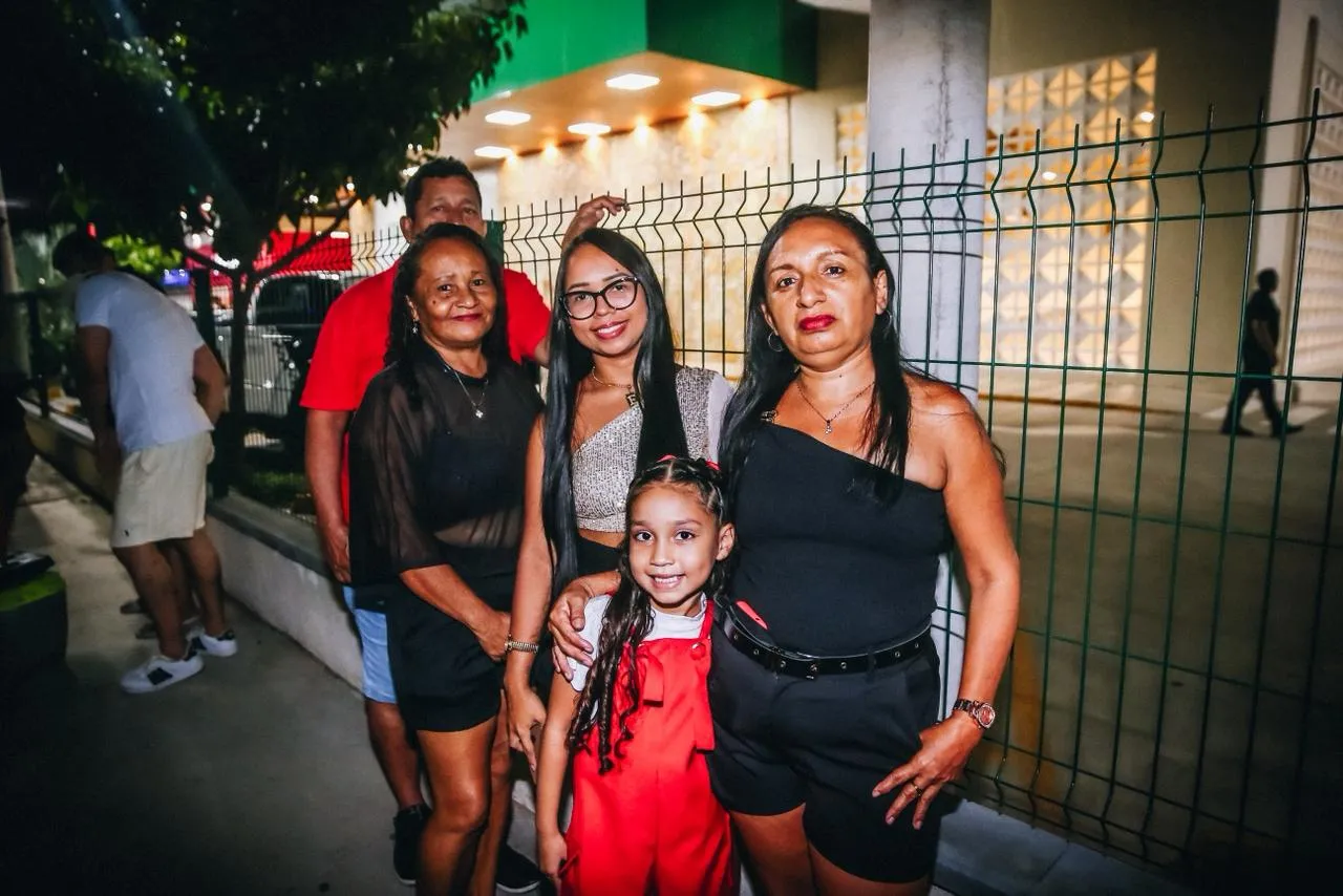 Fã de Rey Vaqueiro, Cleide Batista foi para a festa na Granja Portugal com familiares para aproveitar o aniversário de Fortaleza