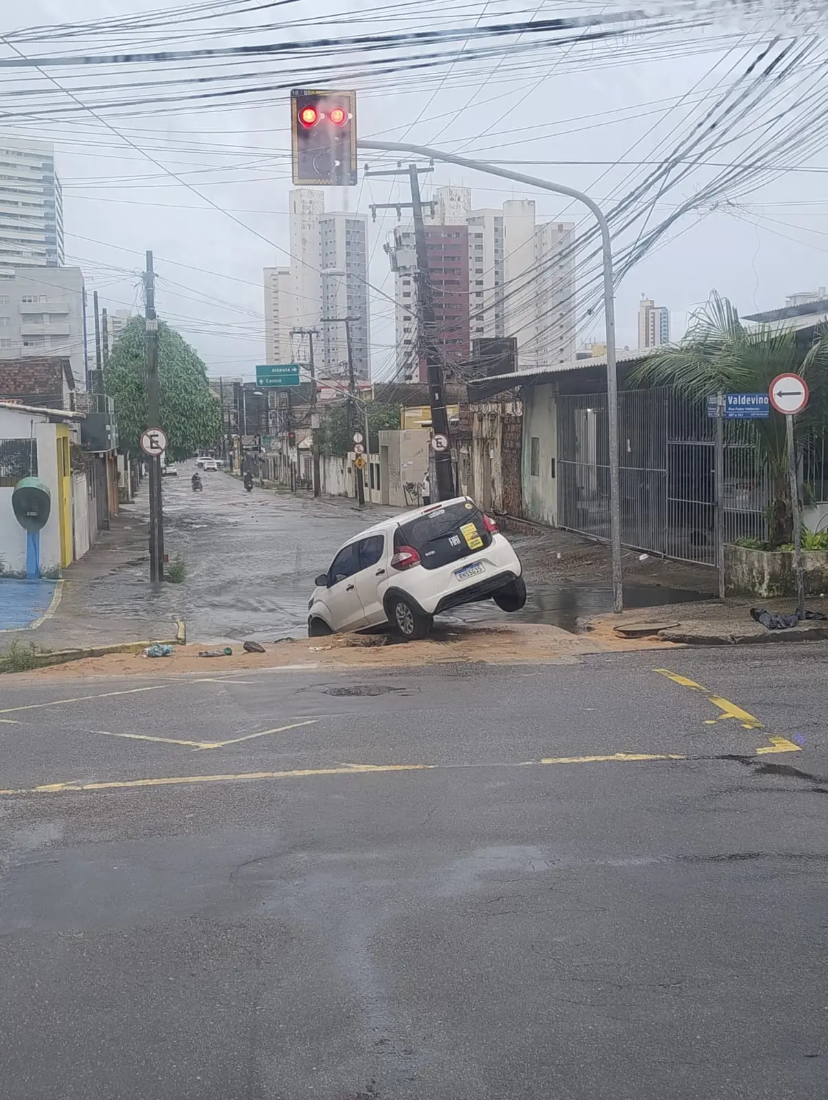 Foto de carro preso em buraco no Joaquim Távora.