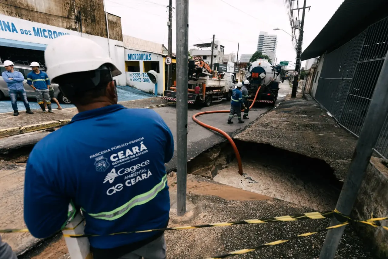Foto de equipes da Cagece reparando rua em Fortaleza.