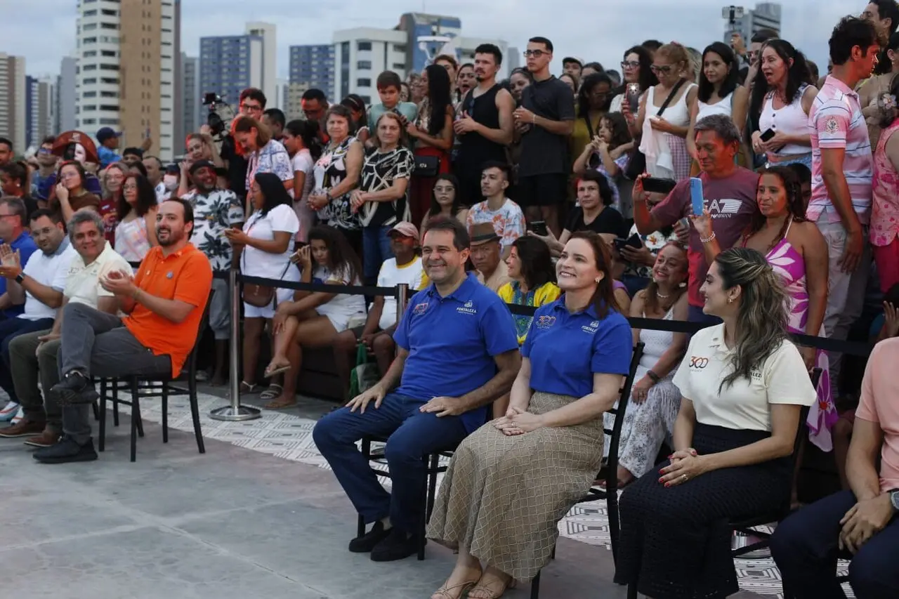 Prefeito, primeira-dama e secretária de Turismo acompanham evento ao ar livre com público reunido durante celebração do aniversário de Fortaleza.