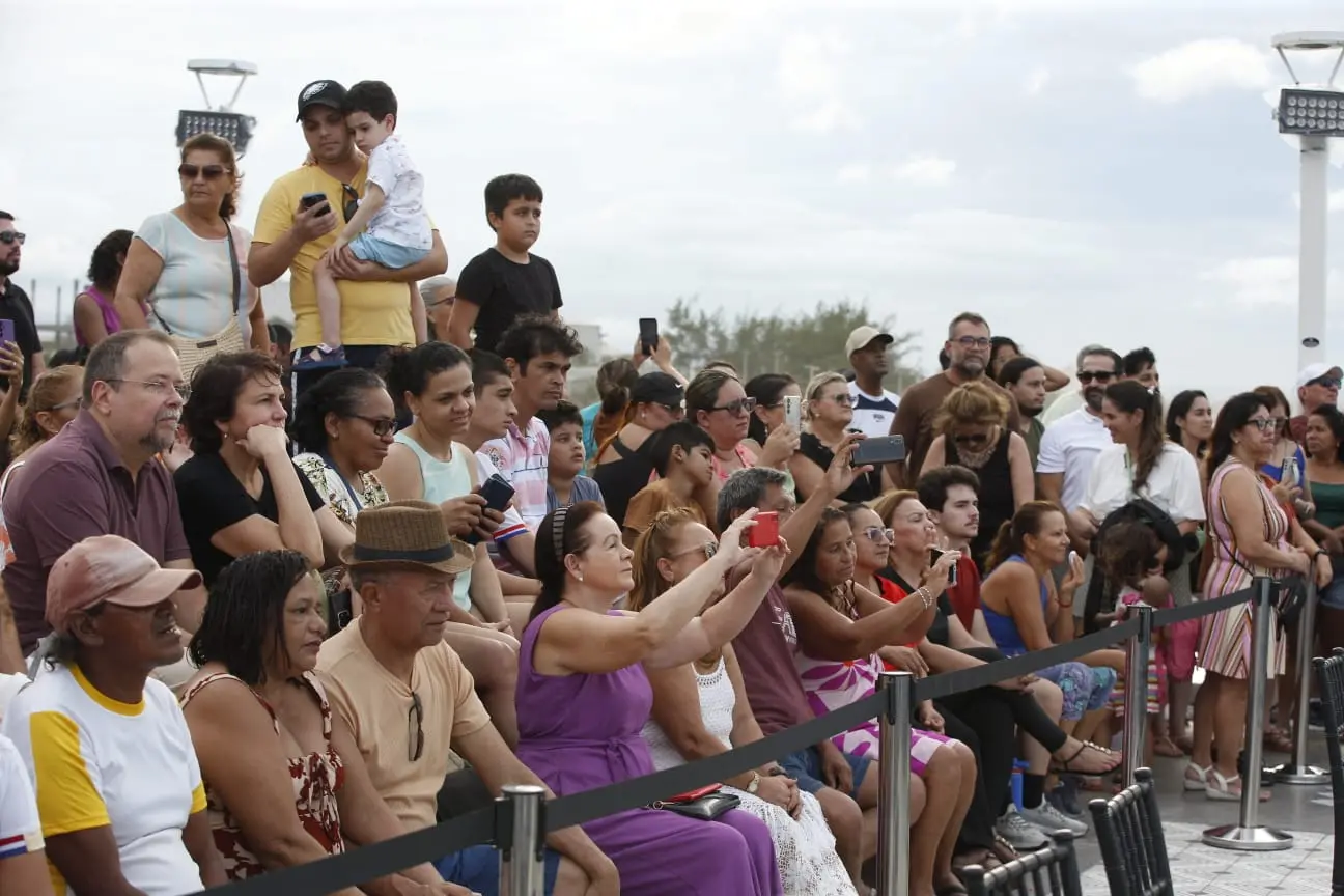 Público acompanha evento ao ar livre e registra momento com celulares durante comemoração do aniversário de Fortaleza.