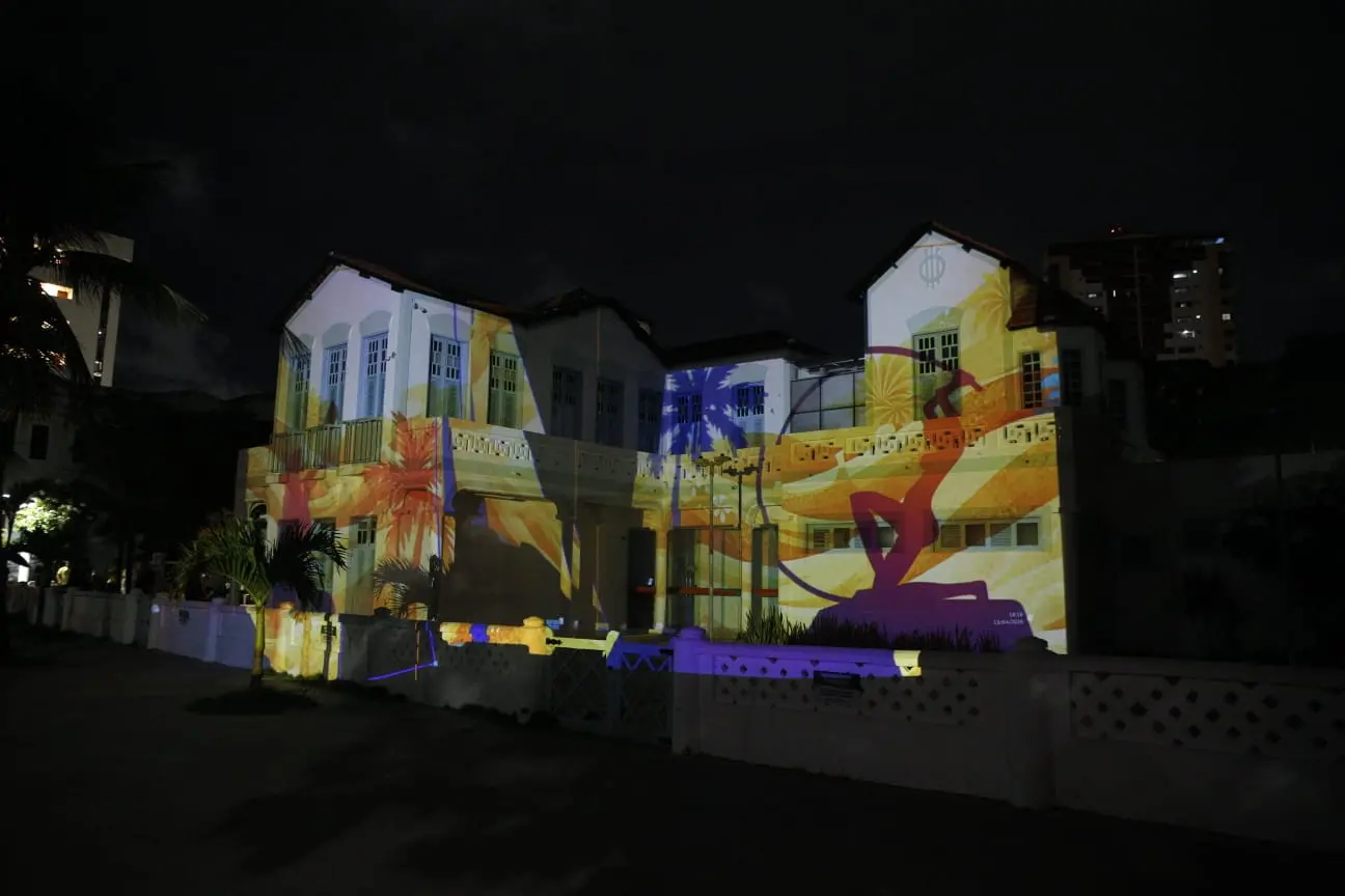 Estoril visto de fora à noite com projeções na fachada que representam ícones da cidade de Fortaleza.