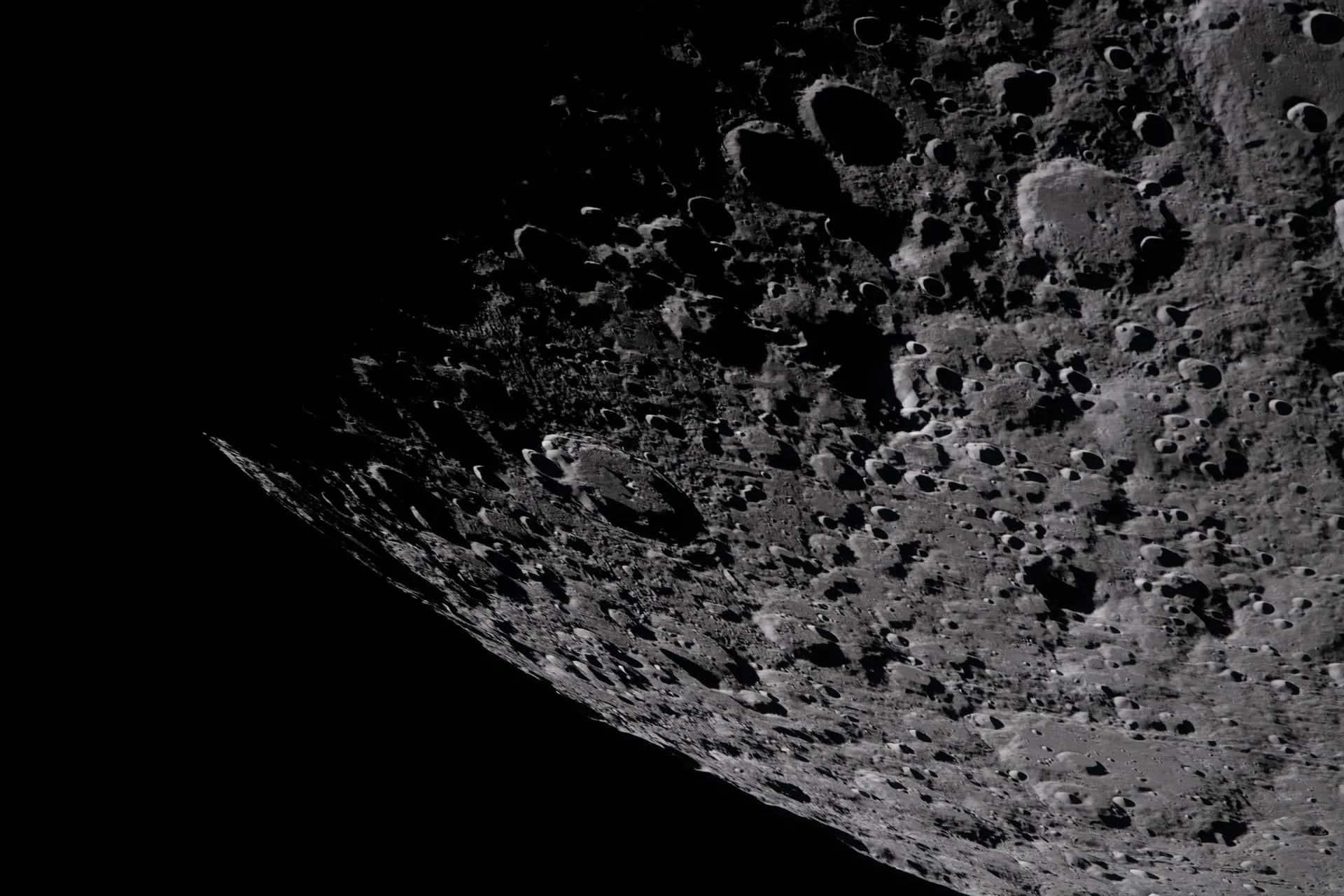 Imagem mostra terreno repleto de crateras na Lua.
