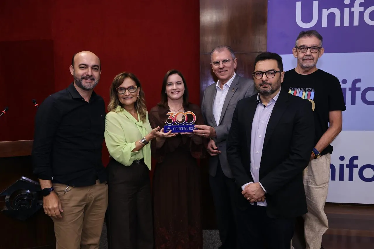 Da esquerda para a direita: o curador da exposição, Jari Vieira; a vice-reitora de Extensão e Comunidade Universitária da Unifor, Adriana Helena; a primeira-dama de Fortaleza, Cristiane Sales; o reitor da Unifor, Randal Pompeu; e outros colaboradores da exposição.
