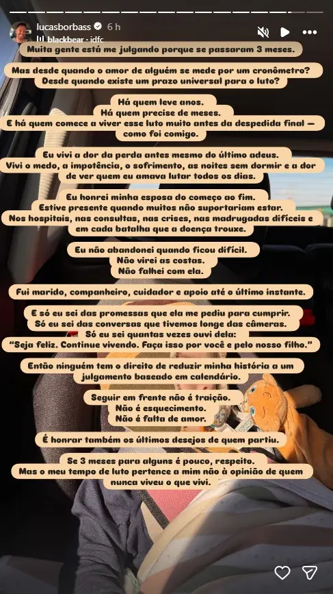 Captura de tela de um story do Instagram publicado por Lucas Borbas, apresentando um longo texto reflexivo sobre luto e julgamento após a perda de sua esposa. As frases estão organizadas em blocos sobrepostos a uma imagem de fundo que mostra uma criança pequena descansando em uma cadeirinha de carro, acompanhada de um brinquedo de pelúcia.