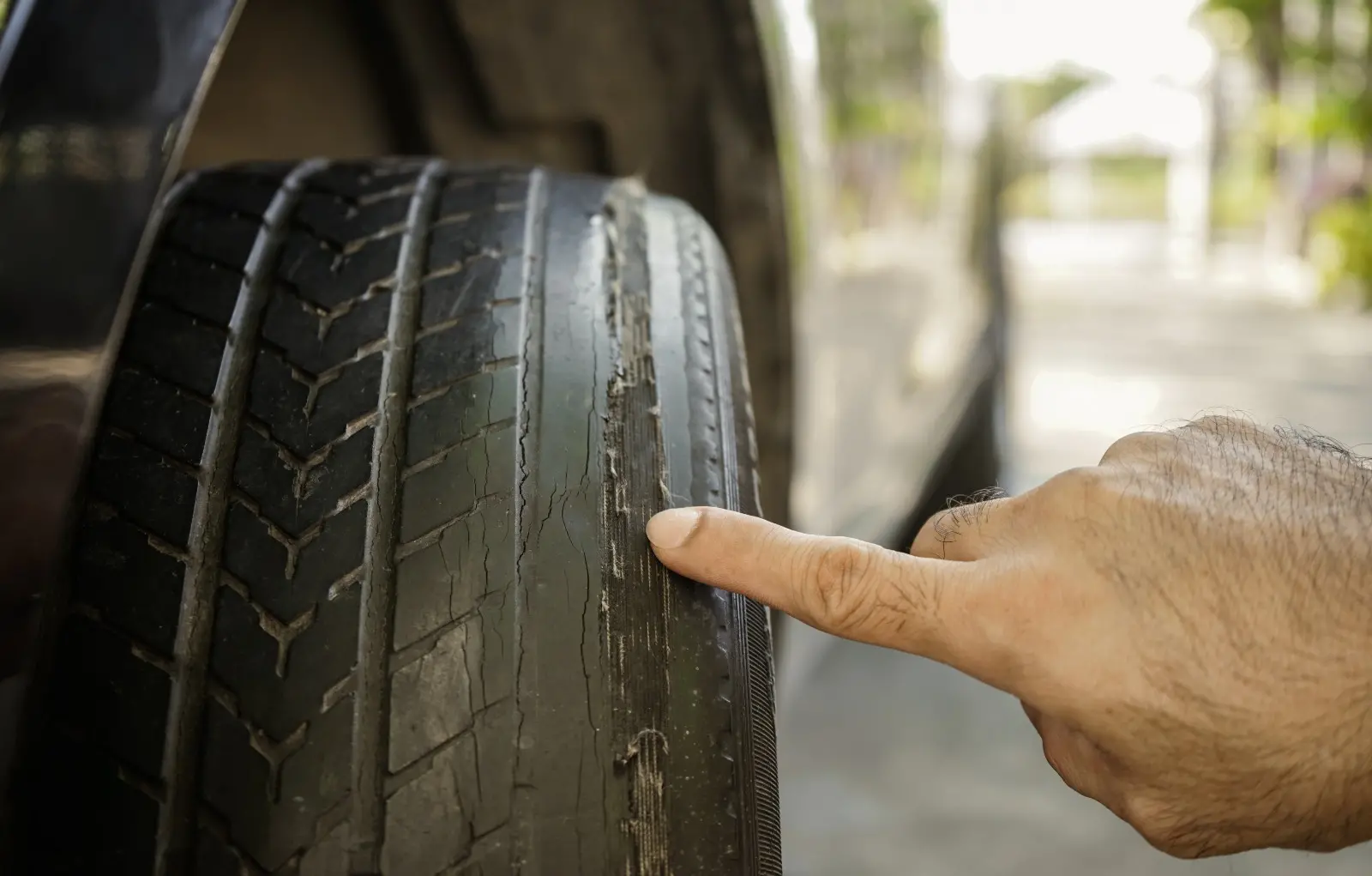 Pneu careca preto para matéria sobre hábitos que fazem seu carro gastar mais combustível.
