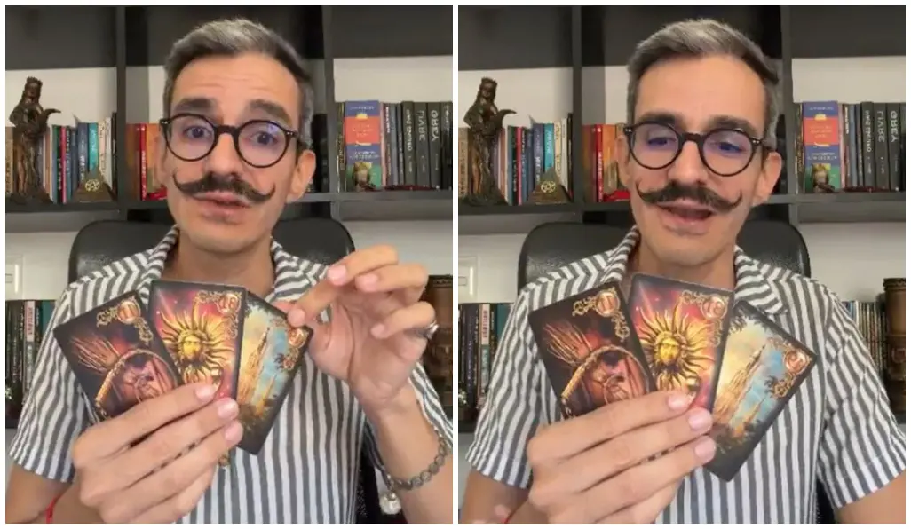 Pessoa sentada em ambiente interno, segurando cartas de tarô com ilustrações coloridas nas mãos, em duas imagens lado a lado; ao fundo, estante com livros e objetos decorativos.