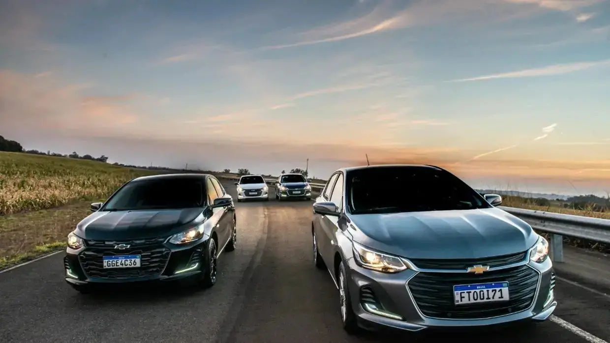 A foto mostra quatro veículos da marca chevrolet modelo onix para matéria sobre hábitos que fazem seu carro gastar mais combustível.