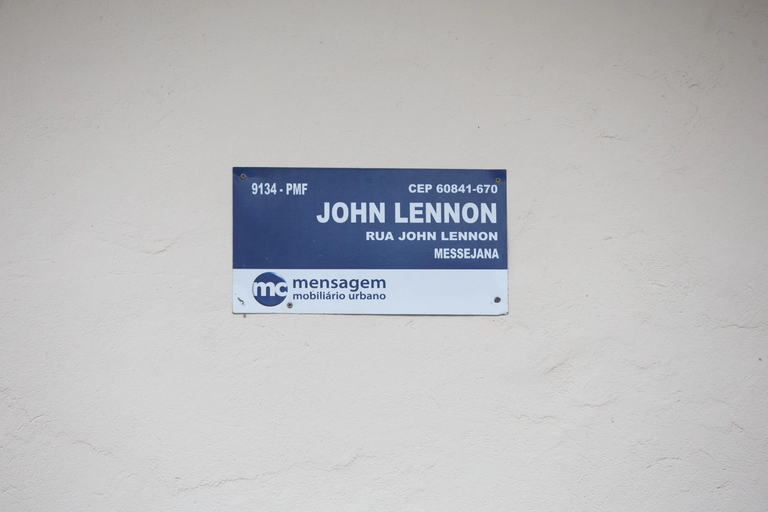 O músico, compositor e fundador da banda Beatles, John Lennon, nomeia uma rua do bairro Messejana.