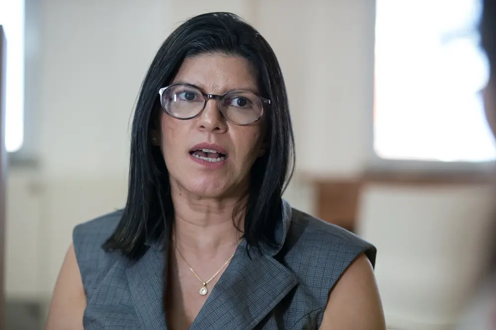 Jucineide da Costa Fernandes, titular da Secretaria Estadual da Educação (Seduc). ela está falando durante uma entrevista.