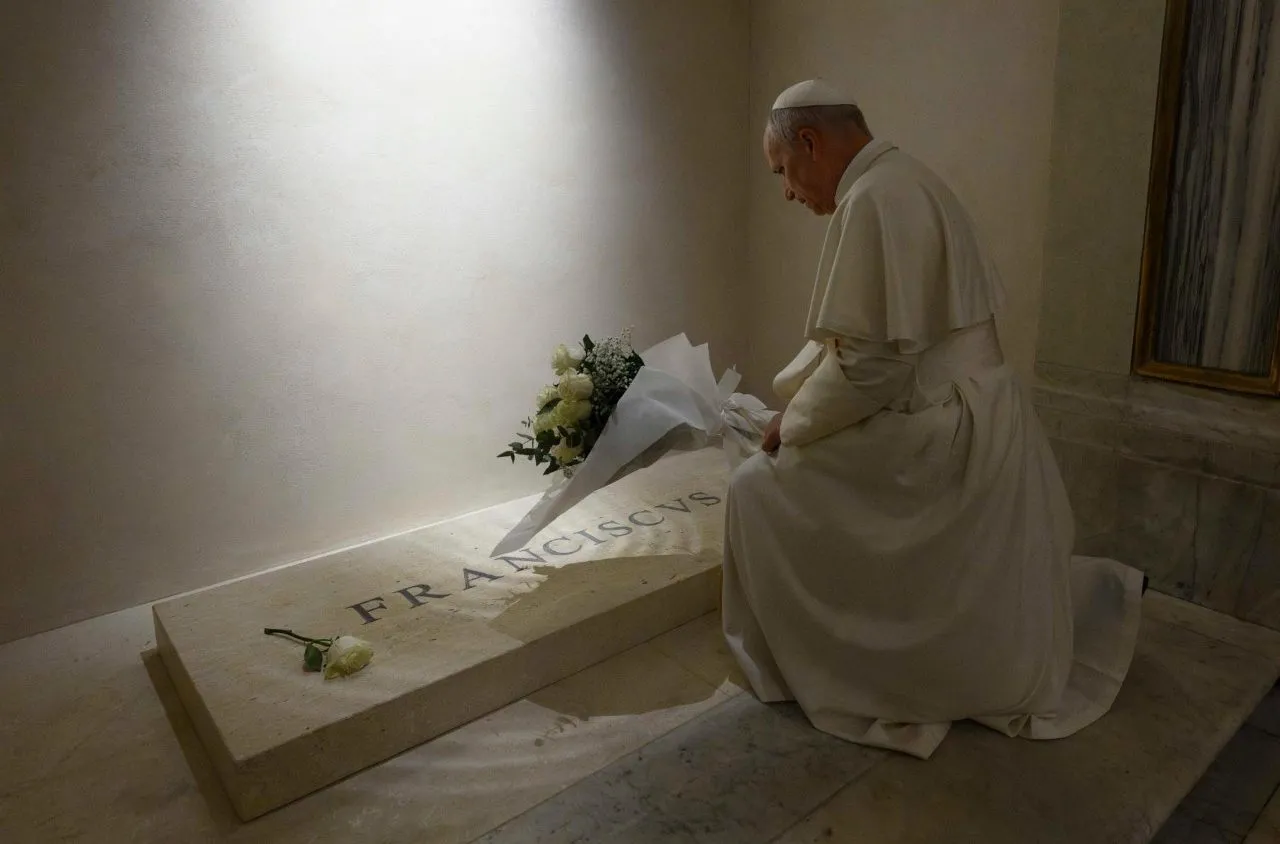 Em 3 de novembro de 2025, papa Leão visitou o túmulo de Francisco na Basílica de Santa Maria Maior, em Roma.