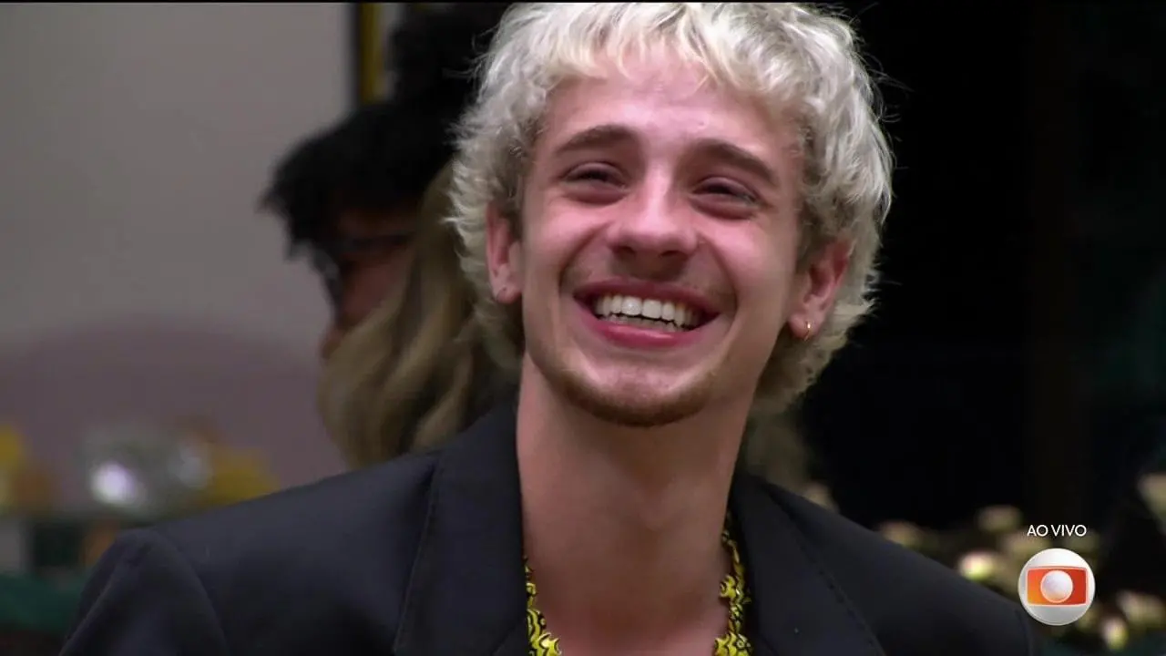 Cena em close-up de Juliano Floss na final do BBB 26 durante transmissão ao vivo da TV Globo, em ambiente interno da casa, com logotipo “Ao Vivo” no canto da tela.
