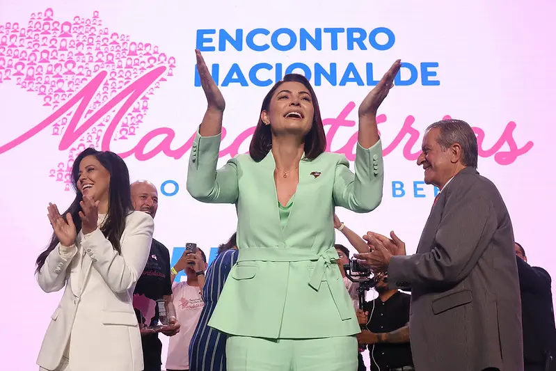 Foto de Priscila Costa, Michele Bolsonaro e Valdemar da Costa Neto em evento do PL Mulher, em junho de 2025.