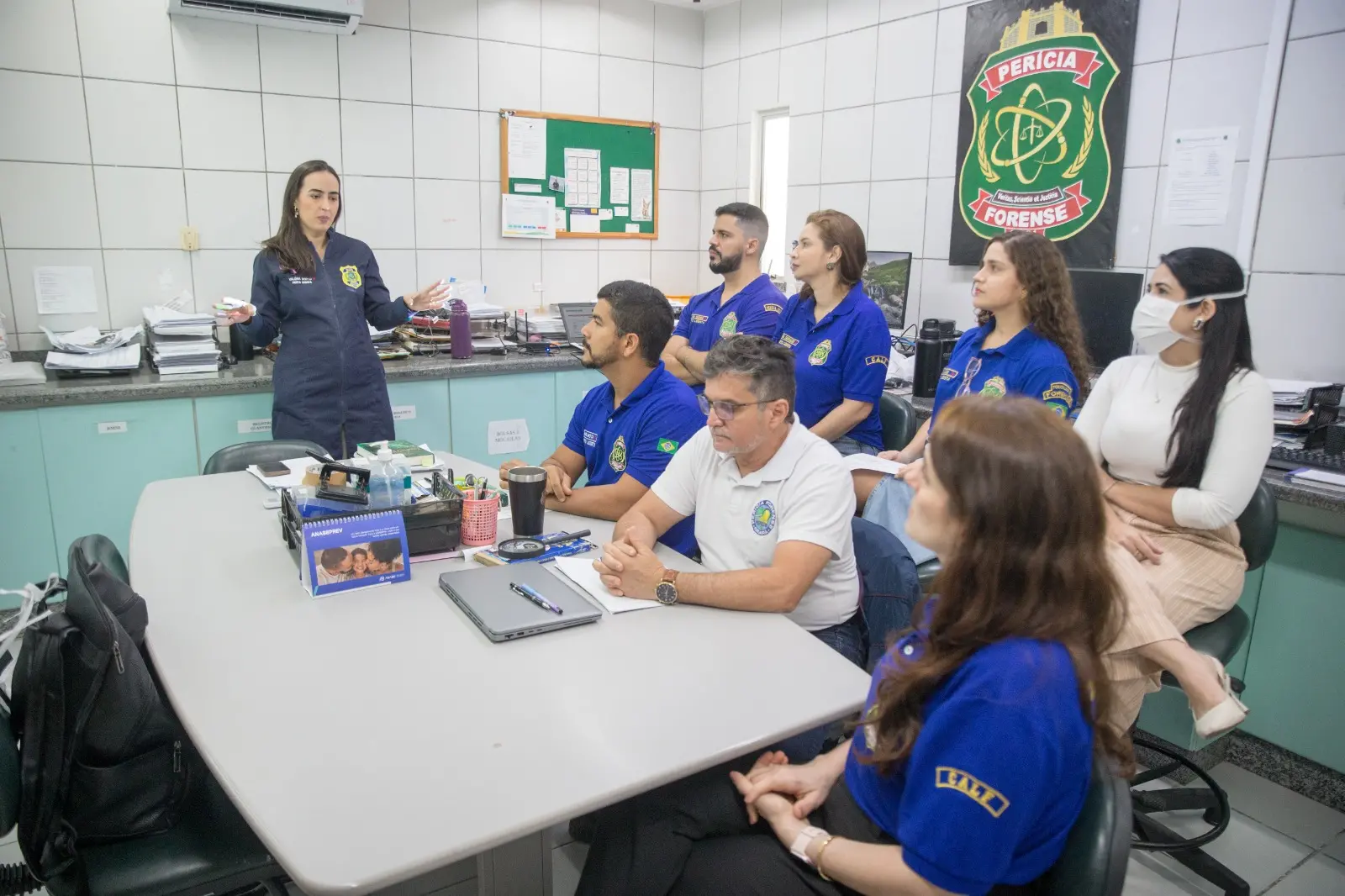 Aula de curso de genética forense na sede da Perícia Forense do Ceará com equipe multidisciplinar em sala.
