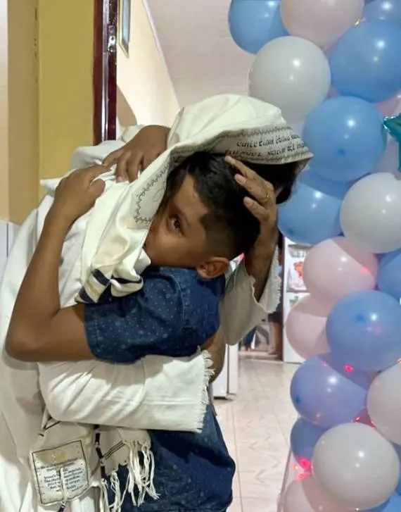 Após repetir o pedido por dois anos, Enzo Gabriel, de 10 anos, recebeu surpresa com integrante da igreja caracterizado, registrada em vídeo.