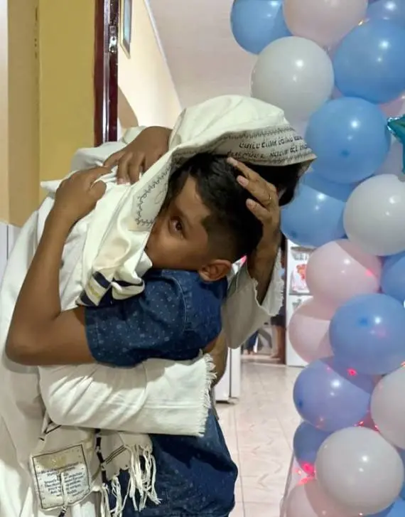 Foto do menino Enzo Gabriel ao lado do homem interpretando Jesus.