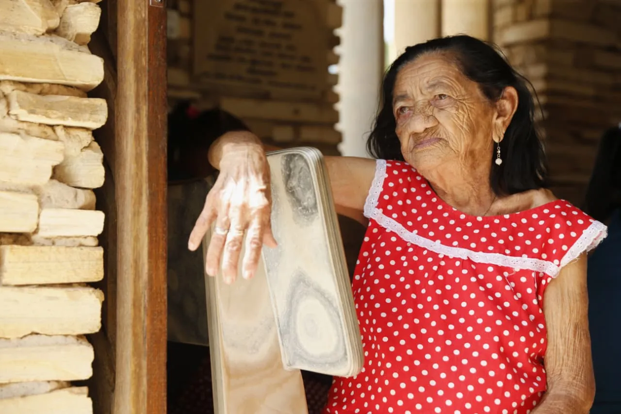 Aos 88 anos, Francisca de Lima mantém viva a fé em Benigna Cardoso.