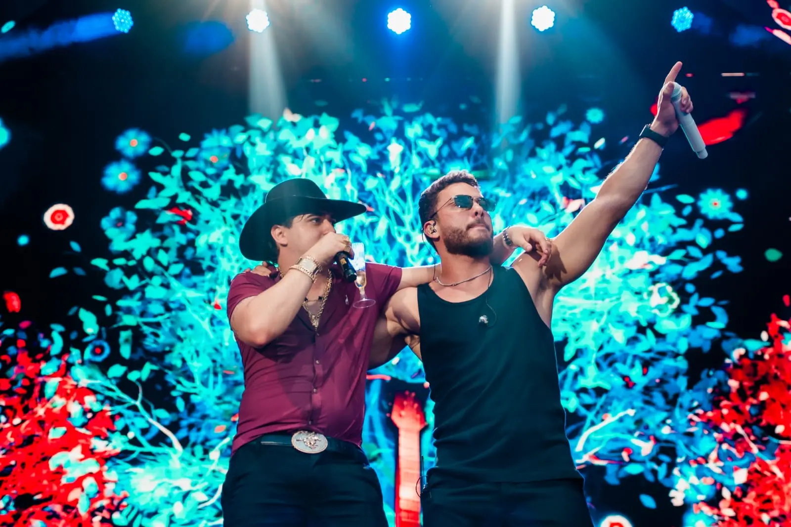 Cantor Nattanzinho Lima com mão no ombro do cantor Wesley Safadão.