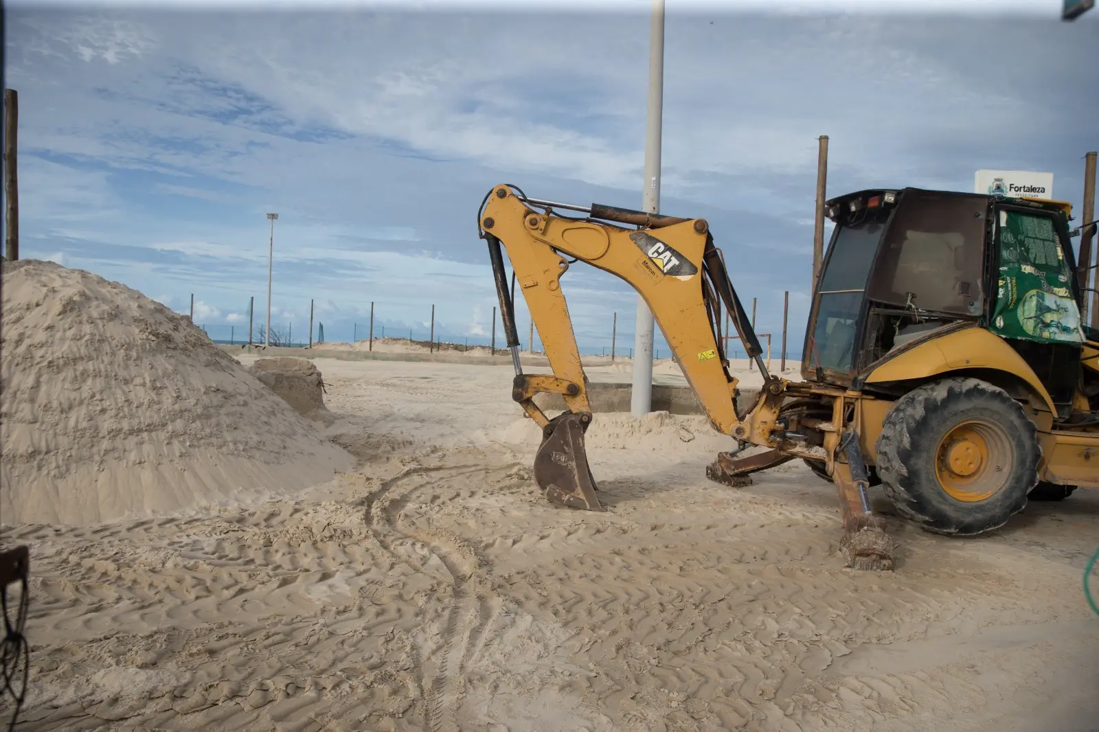 Imagem mostra trator em obras em dunas, em Fortaleza.