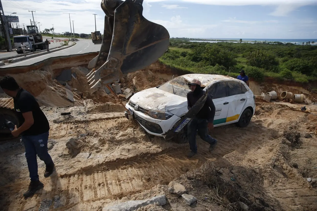 Carro, motos e pertences de vítimas de deslizamento em Aquiraz são retirados de cratera.