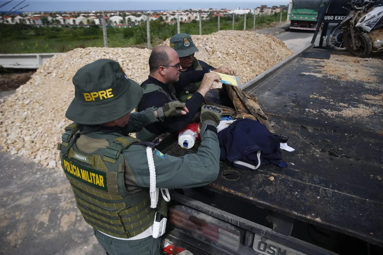 Carro, motos e pertences de vítimas de deslizamento em Aquiraz são retirados de cratera.