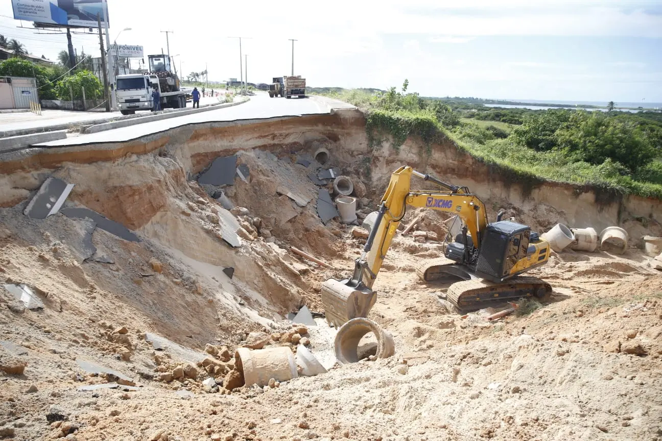 Carro, motos e pertences de vítimas de deslizamento em Aquiraz são retirados de cratera.