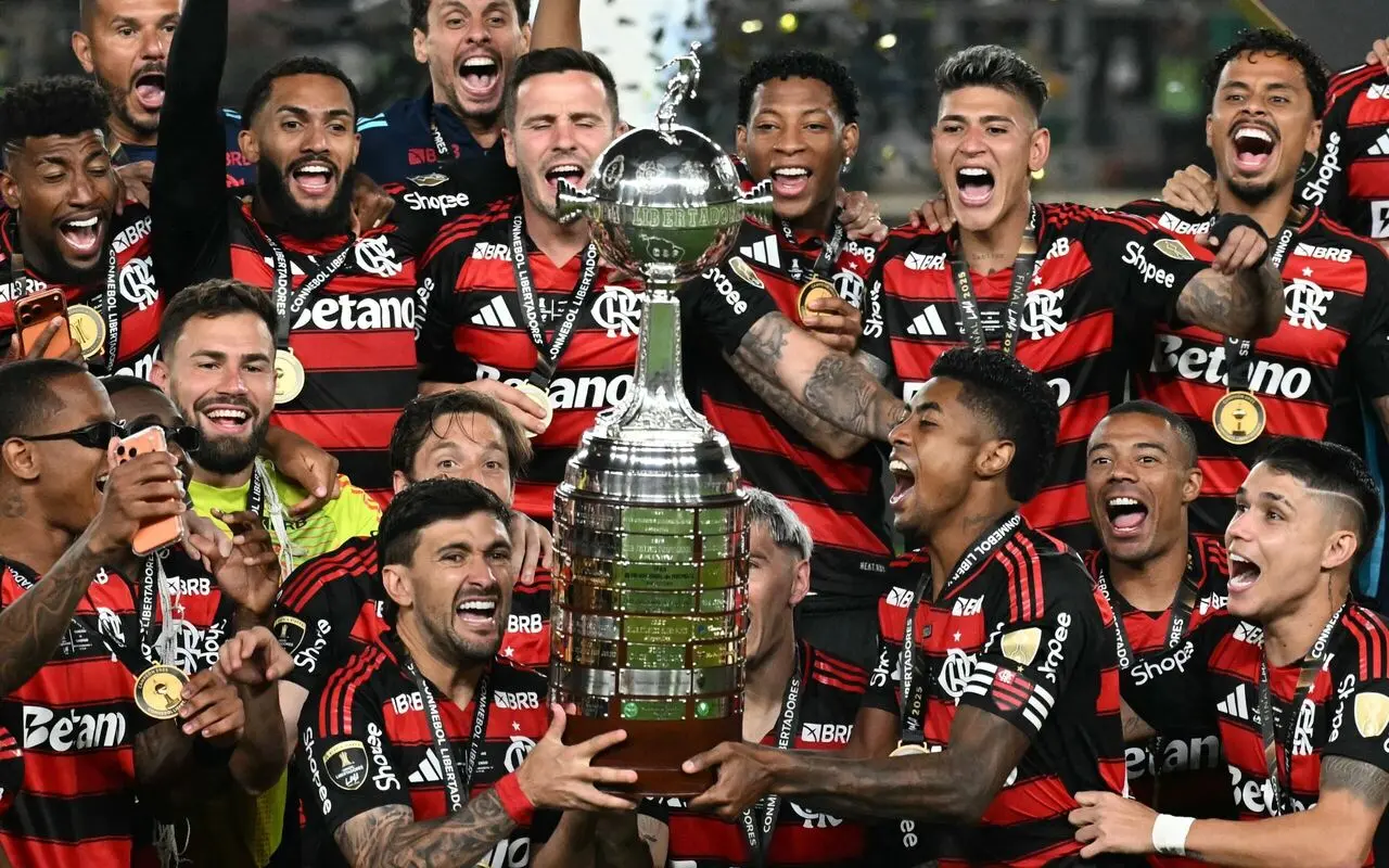 Atletas do Flamengo levantam taça