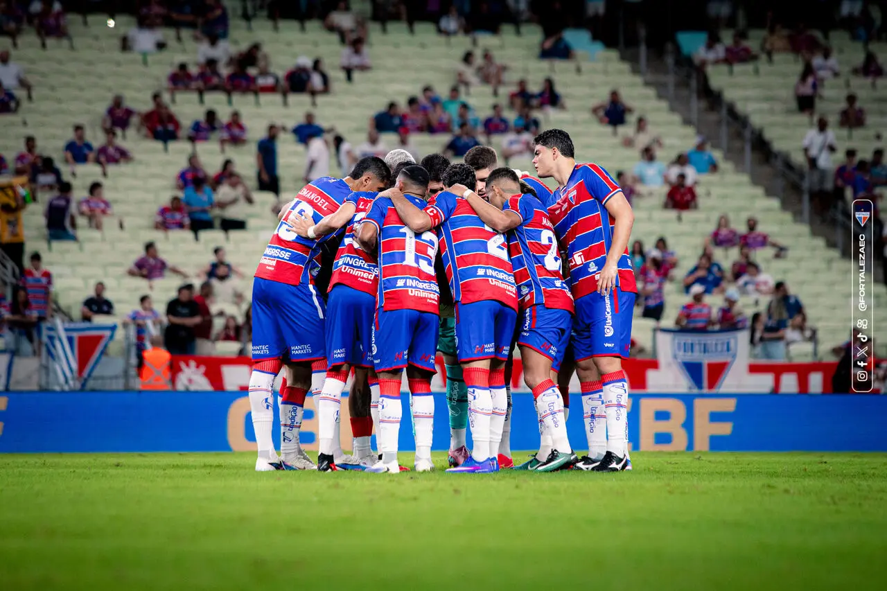Elenco do Fortaleza reunido em campo