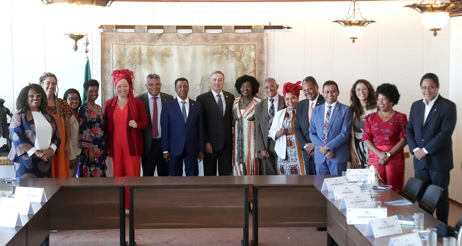 Foto da Bancada Negra da Câmara dos Deputados em reunião com Luís Roberto Barroso, então presidente do STF.
