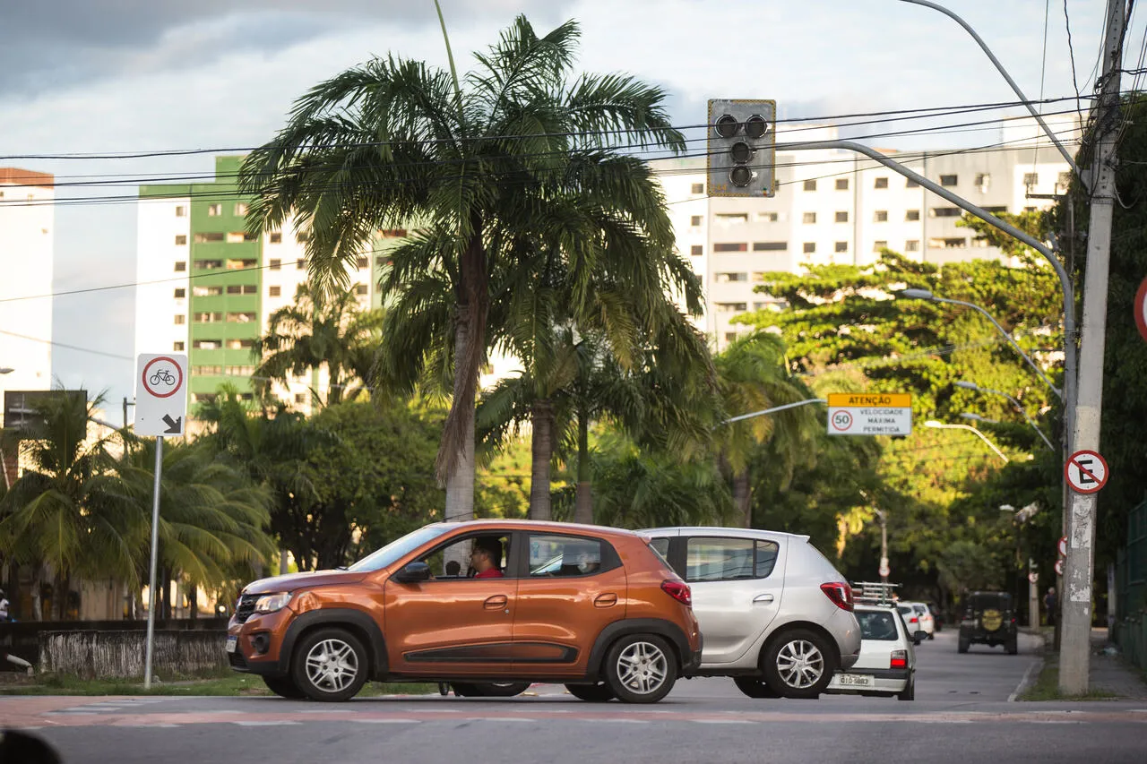 Motoristas alegam que deixar o vidro abaixado economiza combustível.