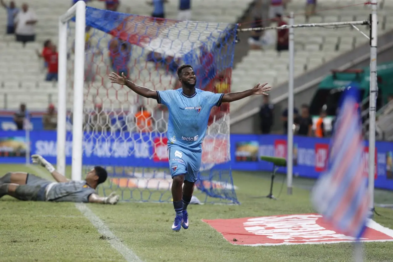 Vitinho comemora gol pelo Fortaleza