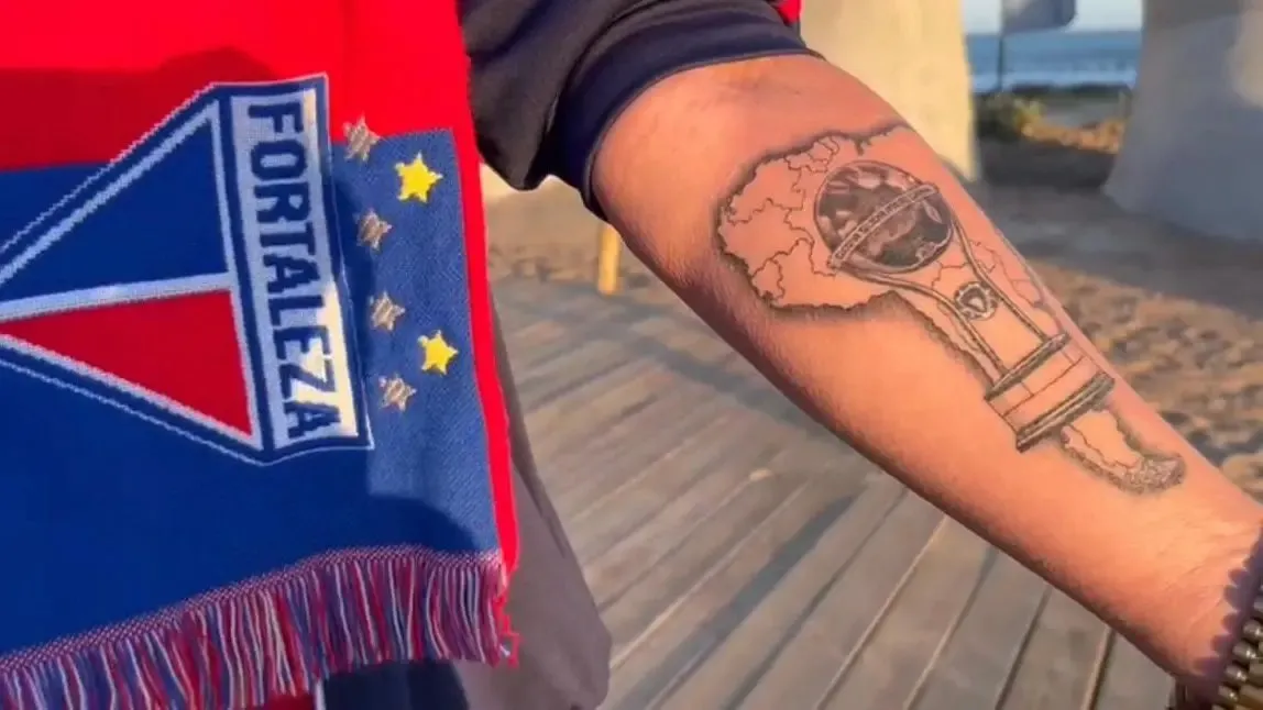 Oliveira fez uma tatuagem da taça da Copa Sul-Americana em 2023