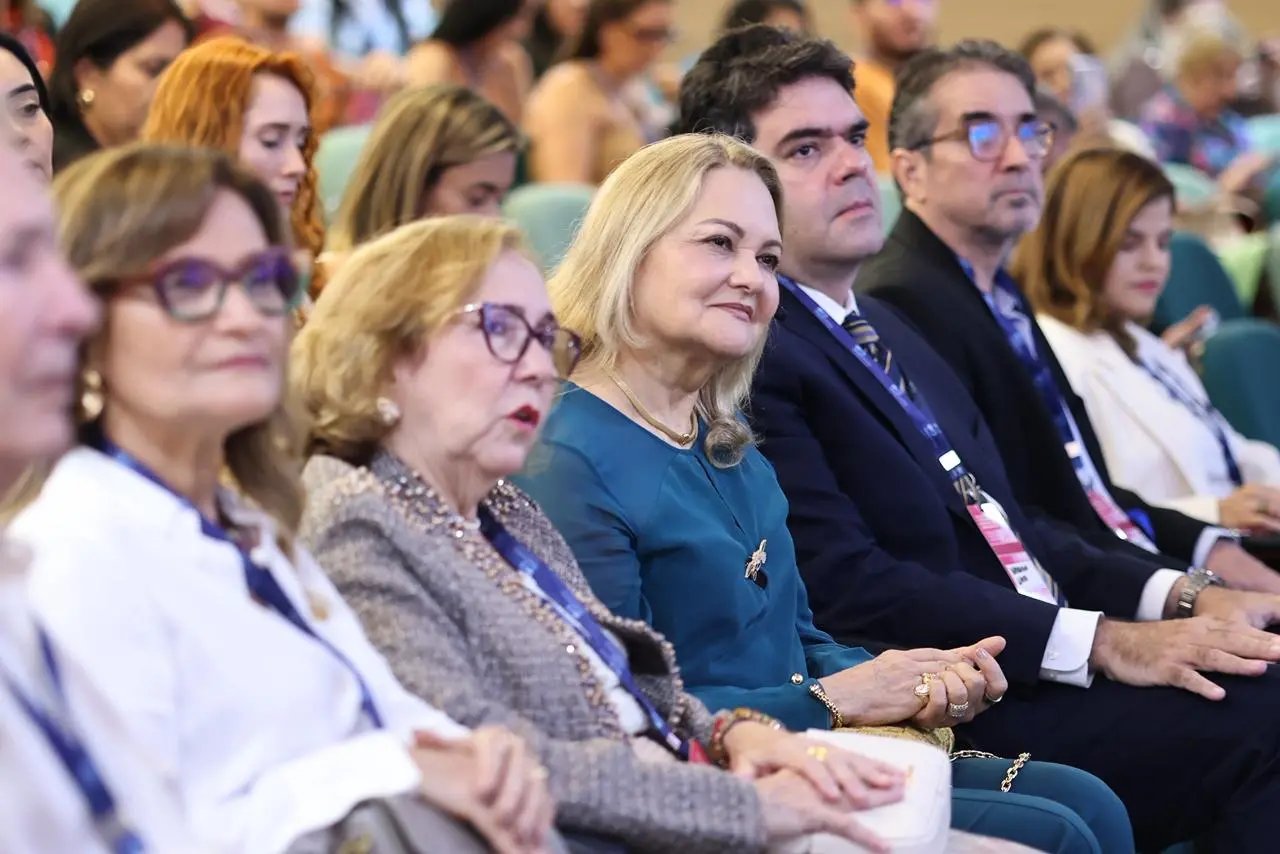 foto de Lenise Queiroz recebendo homenagem durante o 2º Congresso Cearense de Genética Médica.