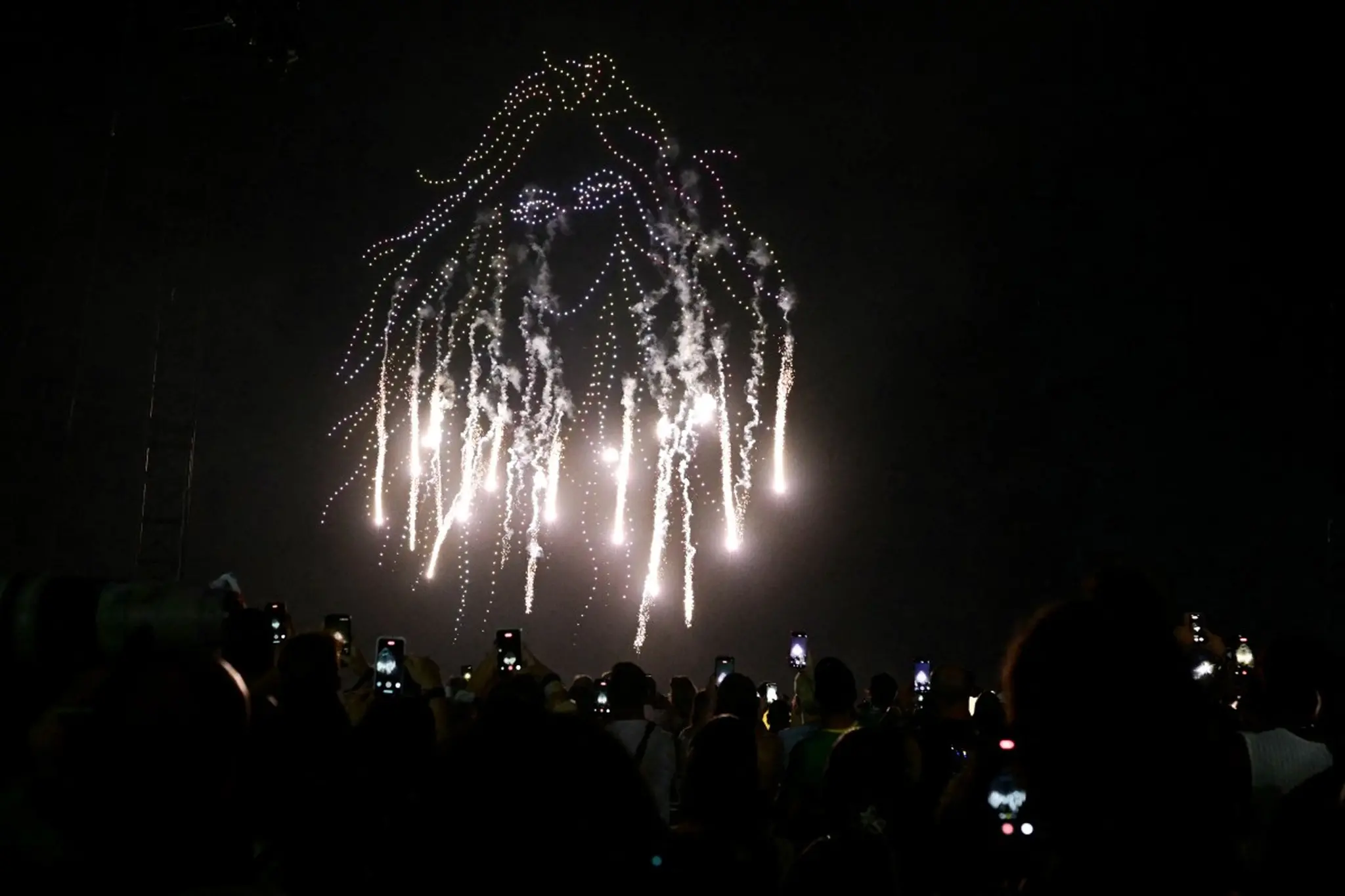 Drones formam imagem de shakira no céu de Copacabana.