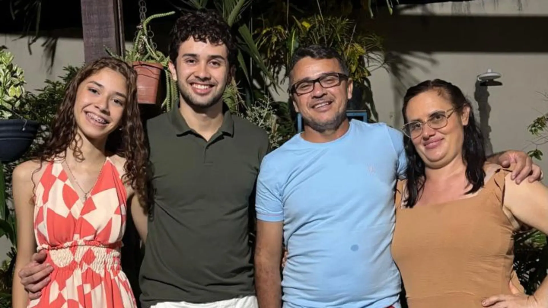 Estudante e sua familia.