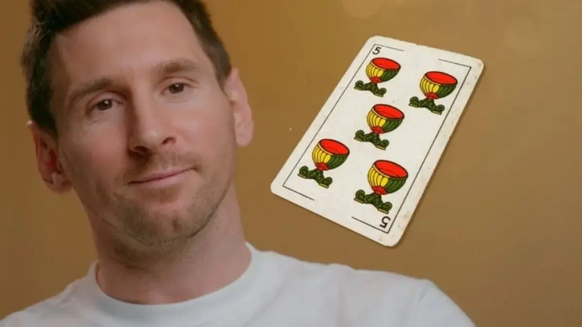 Montagem de Messi com uma carta de baralho