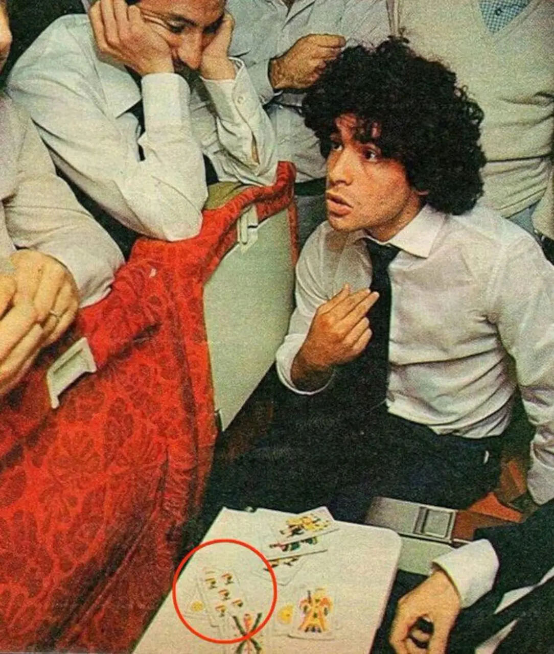 Maradona durante jogo de baralho com a seleção da Argentina