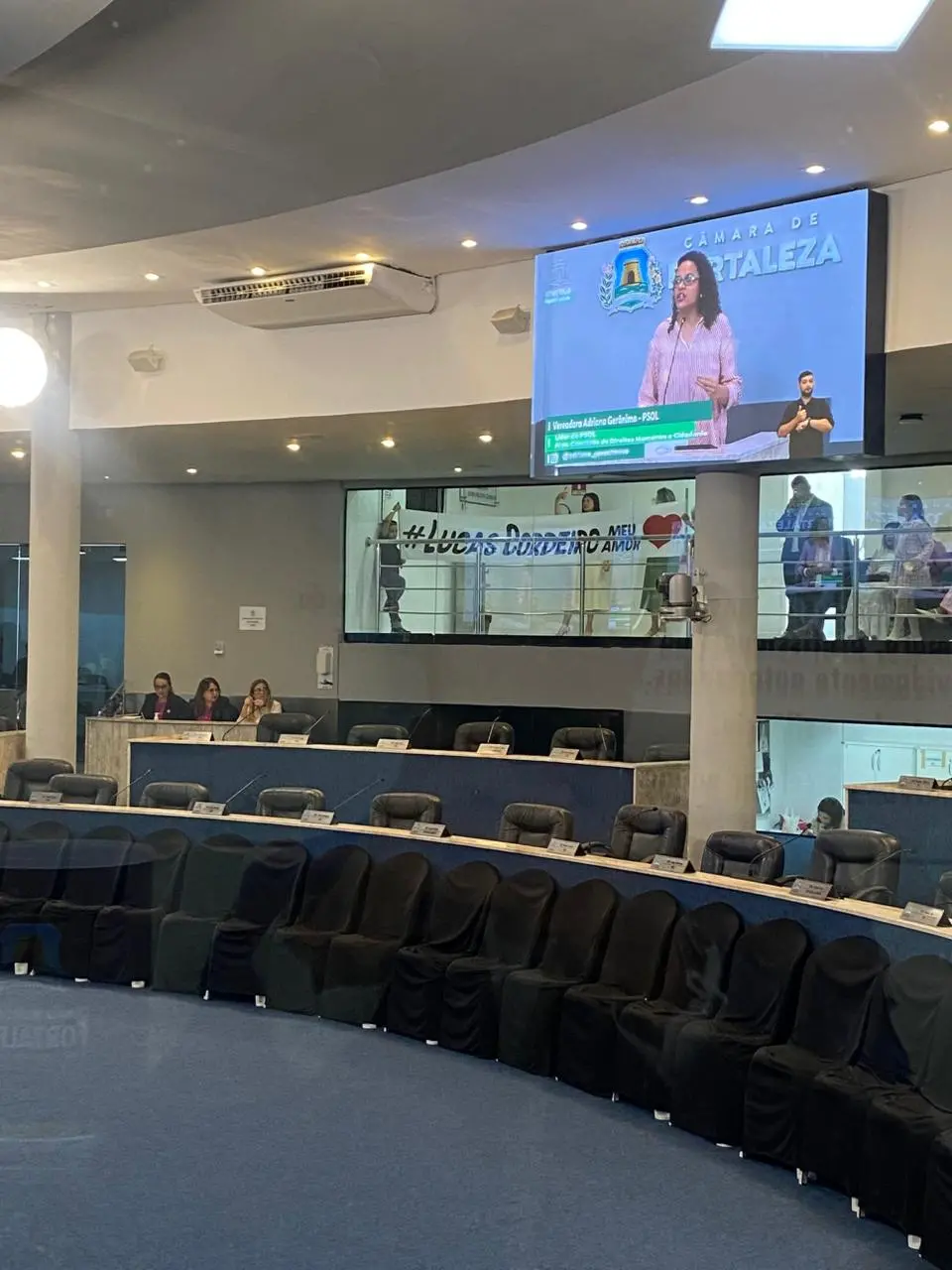 Foto de faixa nas galerias da CMFor.