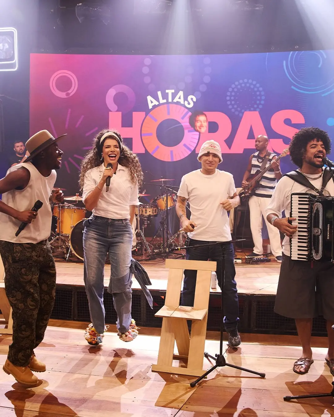 Artistas se apresentam no palco do programa Altas Horas durante gravação musical.