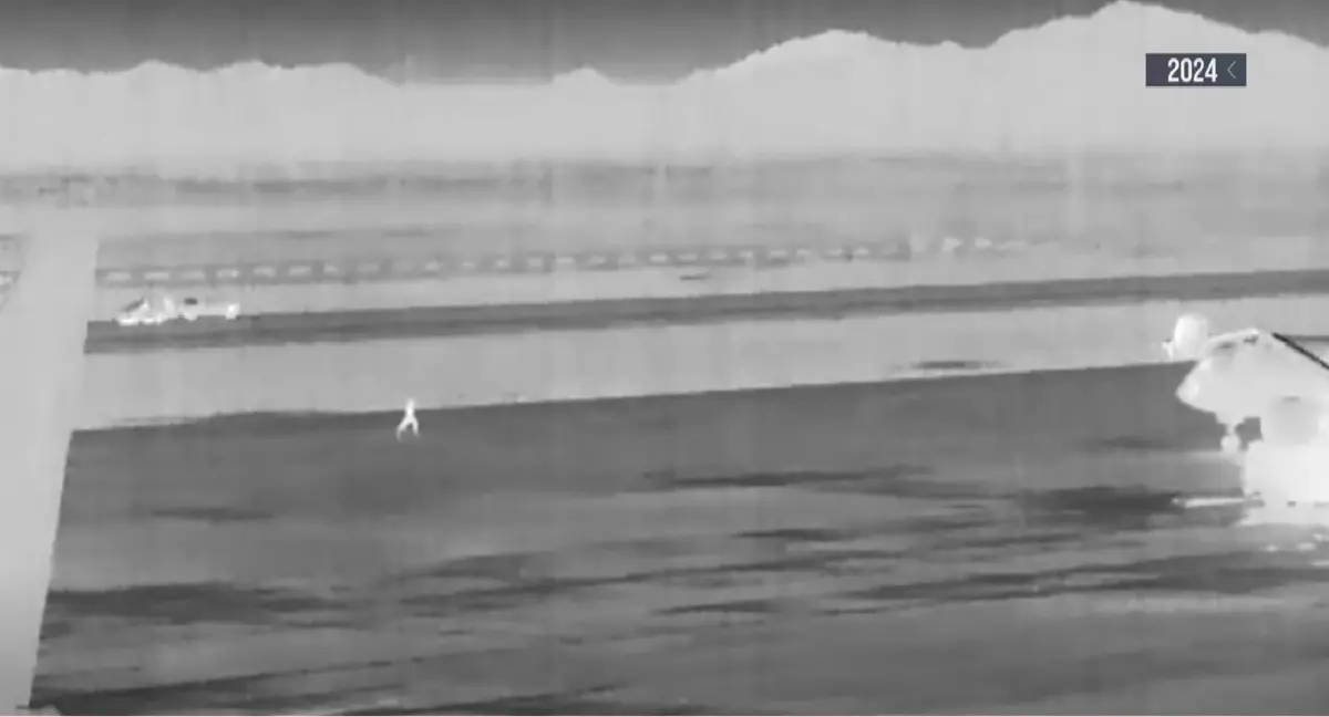 Imagem em preto e branco mostra vulto de pedestre indo ao encontro de aeronave.