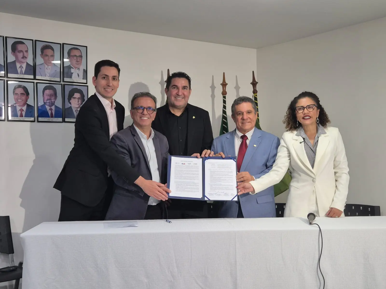 Imagem mostra representantes da Sociedade Brasileira de Cardiologia do Ceará (SBC/CE), do Conselho Regional de Educação Física da 5ª Região (CREF5/CE), da Associação Médica Cearense (AMC) e da Comissão de Saúde e Direito Médico da Ordem dos Advogados do Brasil – Secção Ceará (OAB-CE), durante assinatura de nota técnica recomendando instalação de desfibriladores em academias do Ceará.