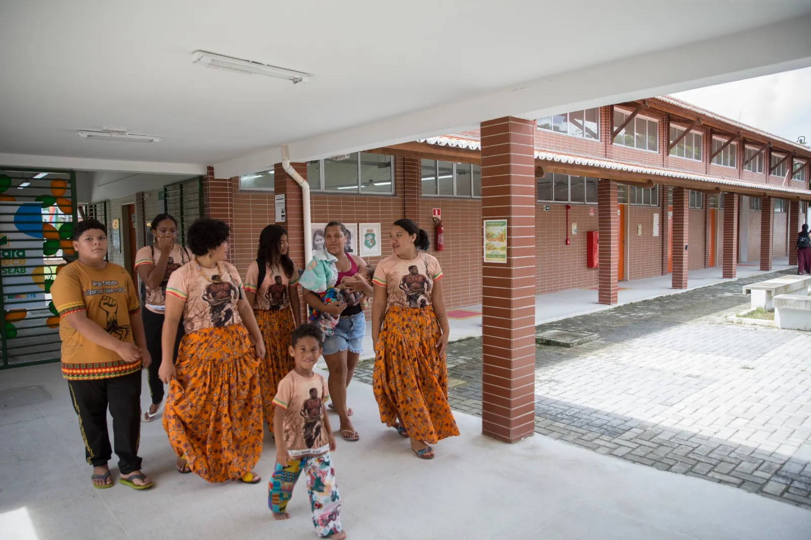 Grupo cultural da comunidade quilombola na área interna da escola