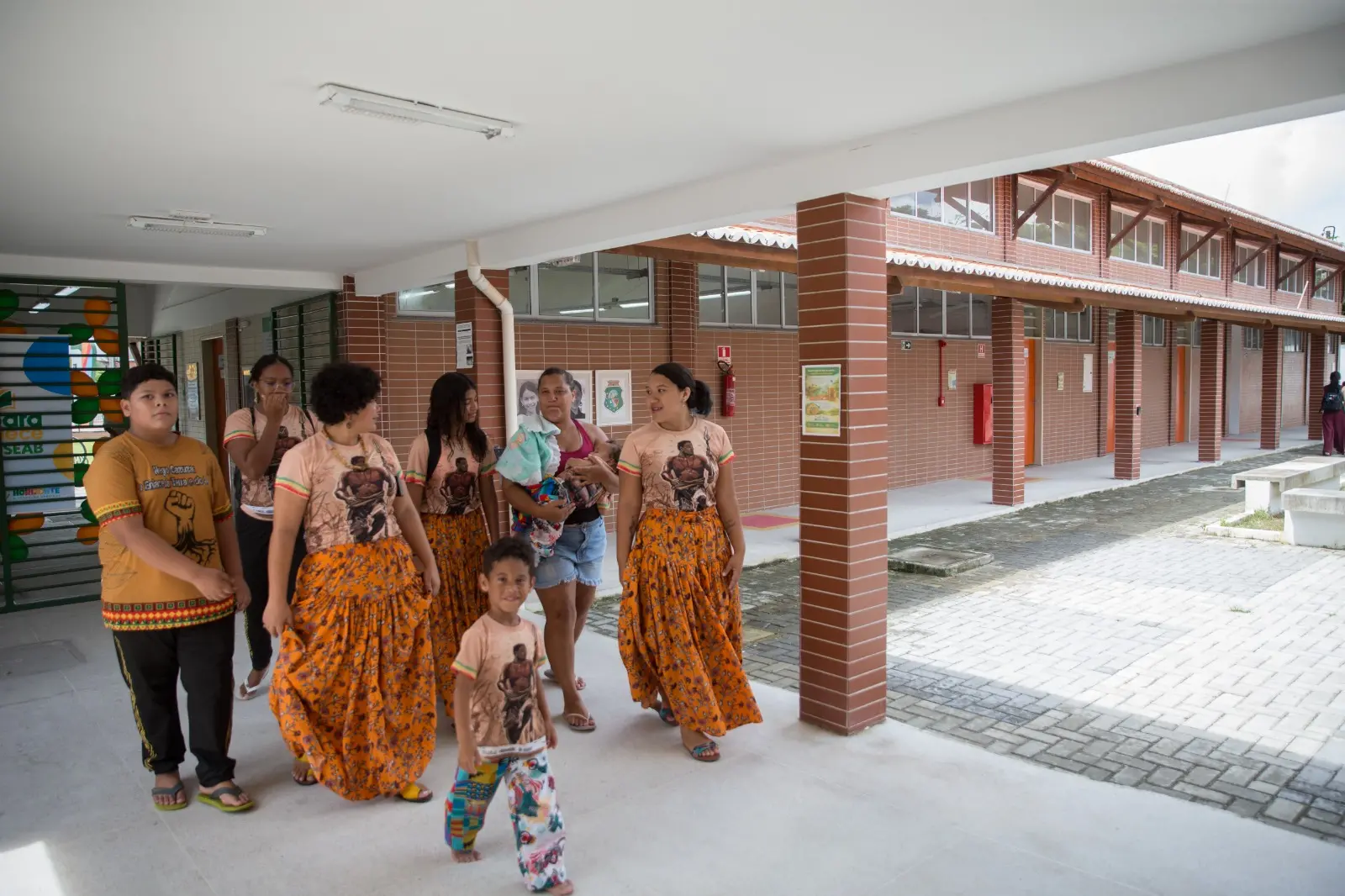 imagem de pessoas caminhando dentro de uma escola
