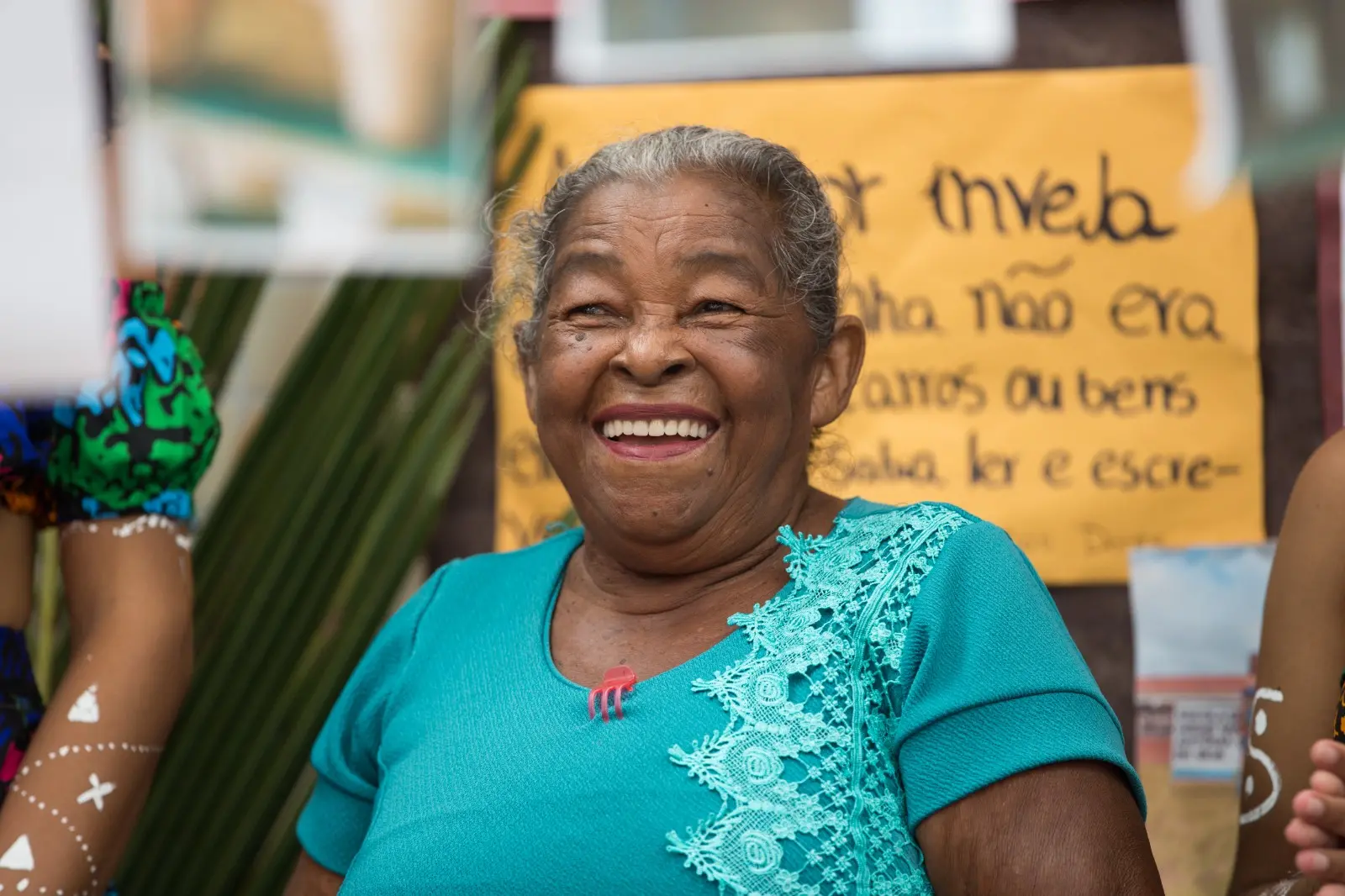 Imagem de uma mulher negra idosa sorrindo